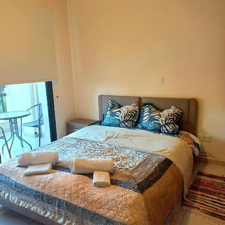 Sabine - Finikoudes 102 Apartment Larnaca Exterior photo